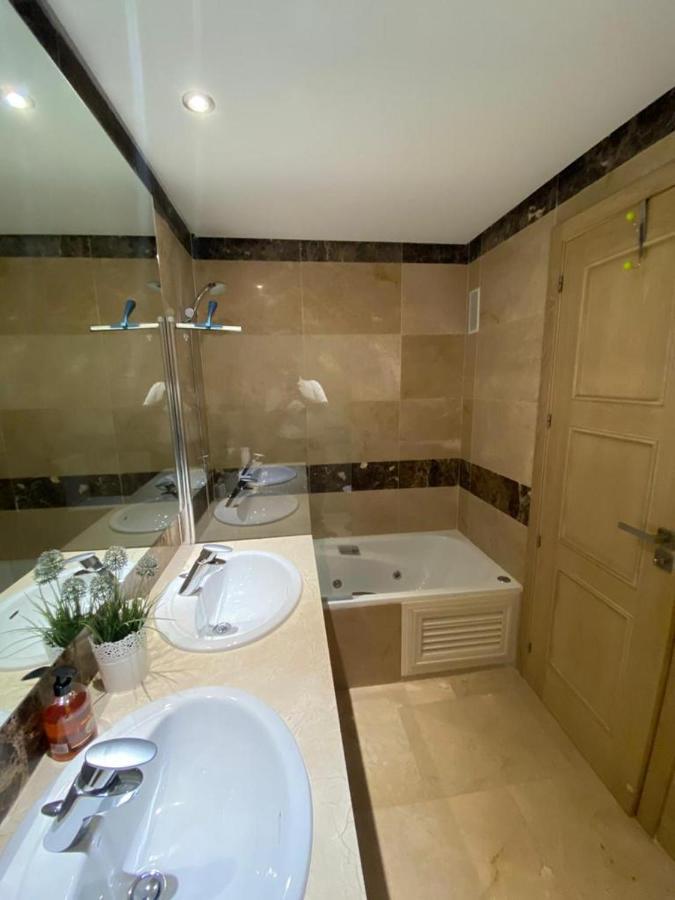 Marina Del Castillo, Duquesa Beachfront Apartment マニルバ エクステリア 写真